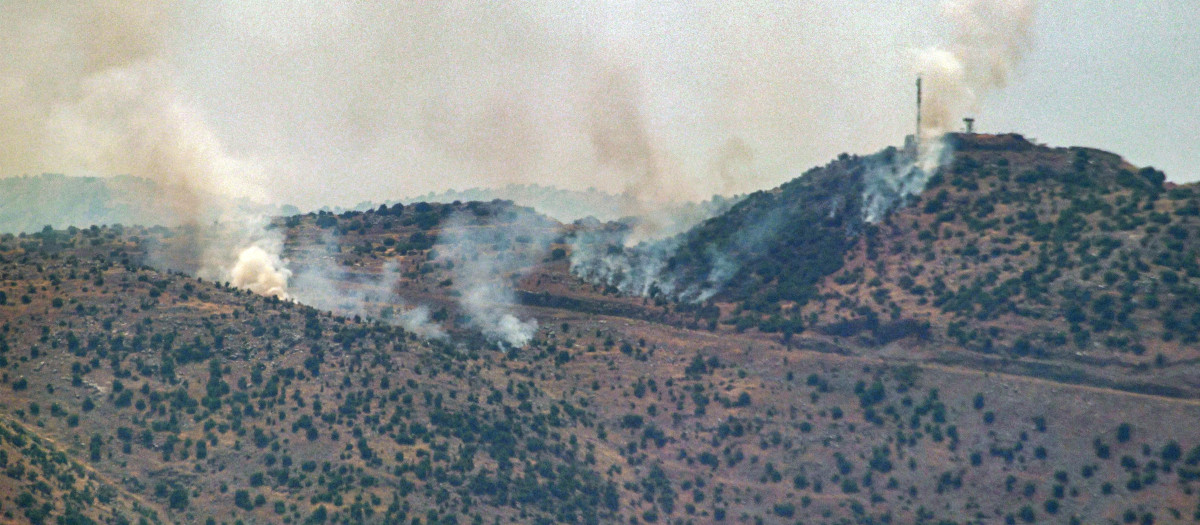 Columnas de humo en una zona fronteriza entre el Líbano e Israel