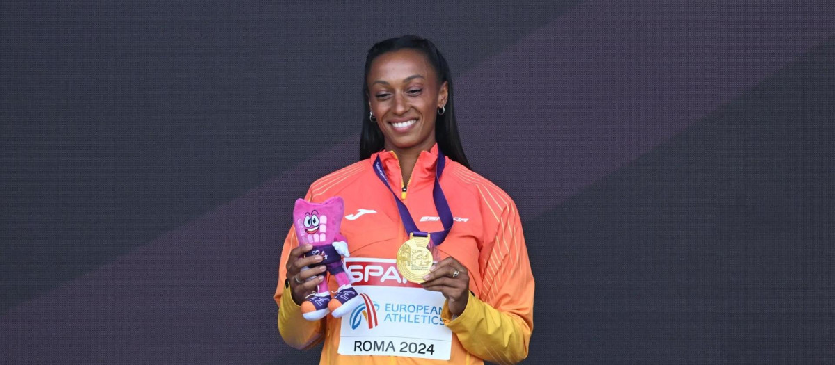 Ana Peleteiro con la medalla de oro conseguida en el triple salto