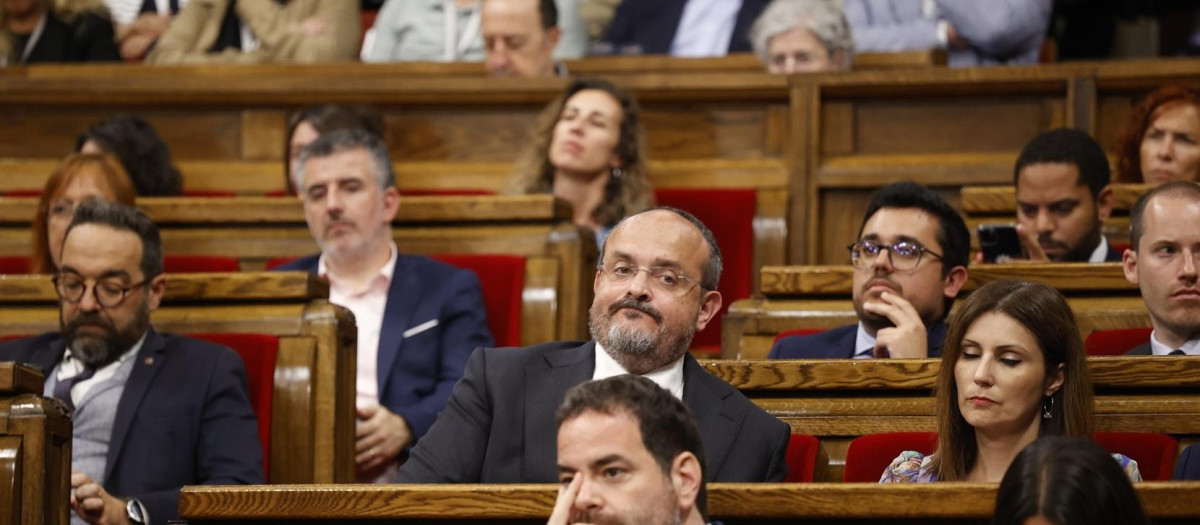 El presidente del PP de Catalunya, Alejandro Fernández, durante el pleno de constitución de la XV legislatura del Parlament de Catalunya, a 10 de junio de 2024, en Barcelona, Catalunya (España). El Parlament da hoy inicio a la constitución de su XV legislatura. La sesión ha comenzado con los 135 diputados electos surgidos de las elecciones del 12 de mayo, después de que el presidente de la Generalitat en funciones firmara el decreto de convocatoria del pleno y se publicara el pasado miércoles en el Diari Oficial de la Generalitat de Catalunya. Los partidos catalanes han intensificado este mediodía sus reuniones internas y contactos de cara a un pacto para la presidencia del Parlament.
10 JUNIO 2024;PLENO;PARLAMENT;GENERALITAT;CATALUNYA
Kike Rincón / Europa Press
10/6/2024