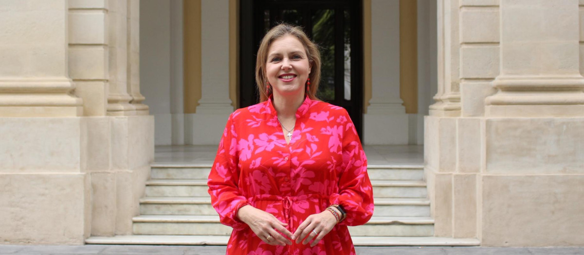 La portavoz de Vox en el Ayuntamiento de Sevilla, Cristina Peláez, en la puerta de la Casa Consistorial