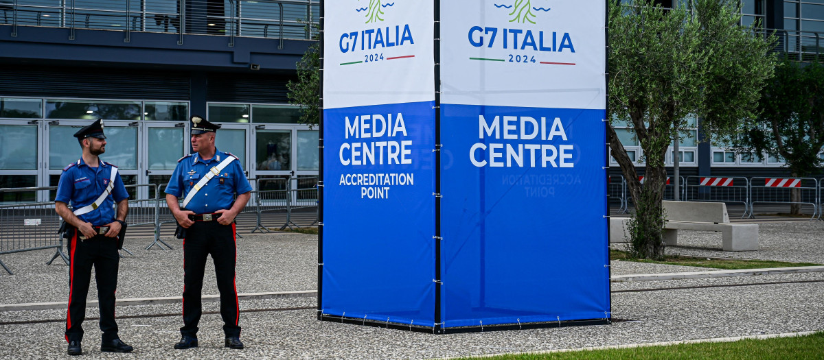 La policía italiana resguarda el centro de prensa del G7 en Bari, Italia