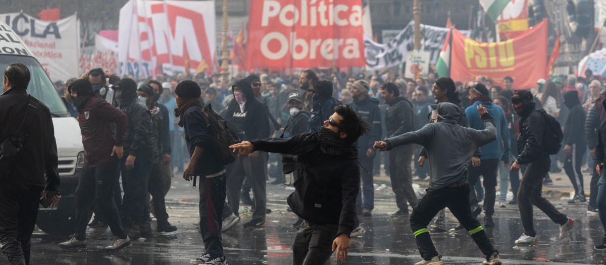 Manifestantes de izquierdas protestan violentamente afuera del Legislativo en Buenos Aires
