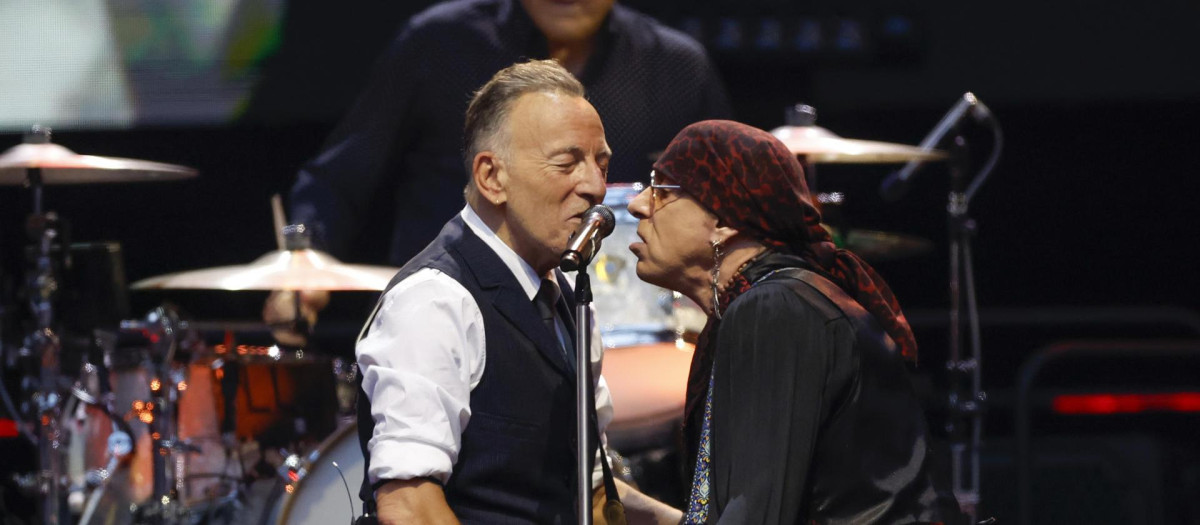MADRID, 12/06/2024.- El cantante, guitarrista y compositor estadounidense Bruce Springsteen y la violinista italiana, Soozie Tyrell, acompañados por la E. Street Band durante el concierto que ofrecen hoy miércoles en el estadio Metropolitano, en Madrid. EFE/ Juanjo Martín