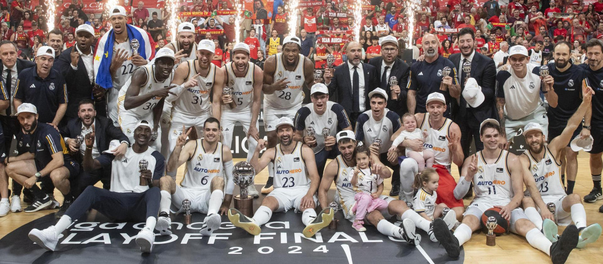 MURCIA, 12/06/2024.- Los jugadores del Real Madrid, (i-d) Sergio Rodríguez y los franceses, Guerschon Yabusele y Vicent Poirier, celebran la victoria de su equipo en el tercer partido de la final de la Liga Endesa ante el UCAM Murcia, que les hace campeones de la Liga, este miércoles en el Palacio de los Deportes de Murcia. EFE/Marcial Guillén