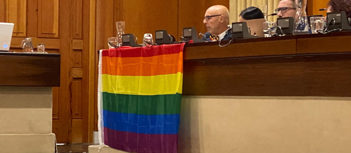 Antonio Hurtado, con la bandera LGTB en el salón de Plenos
