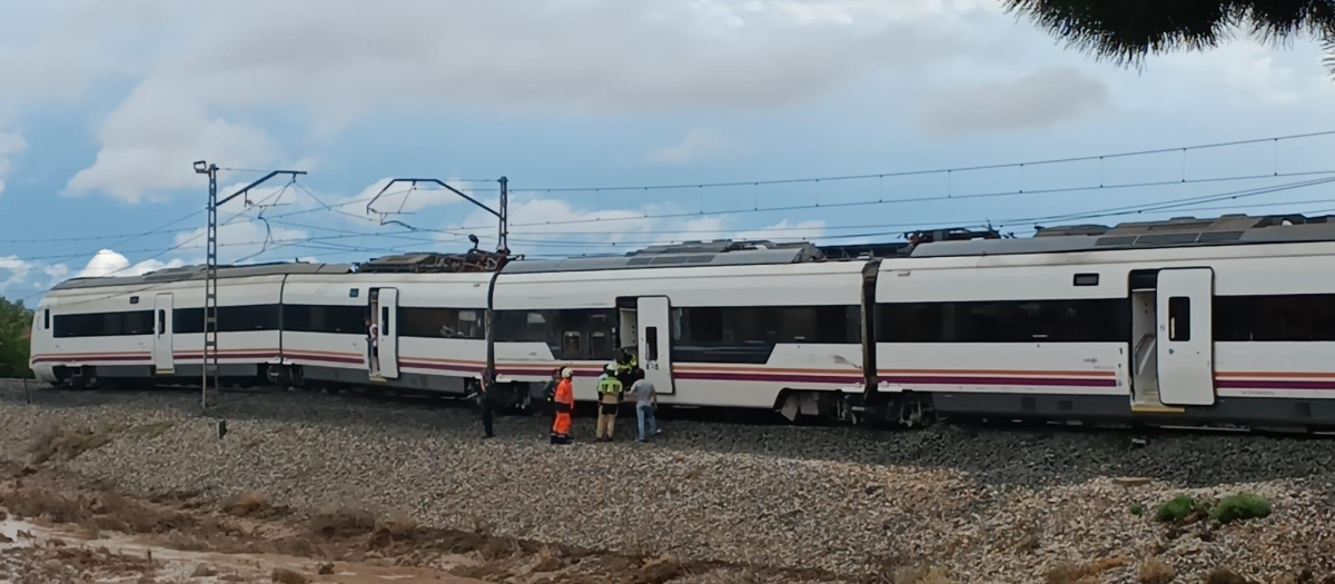 El tren descarrilado