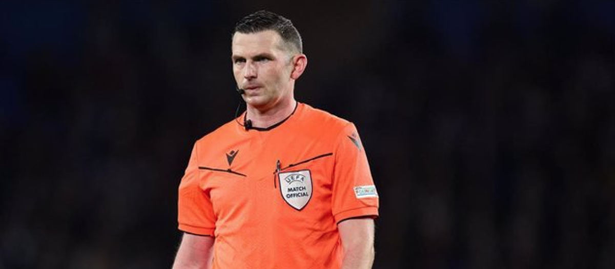 Michael Oliver dirigirá el debut de España en la Eurocopa