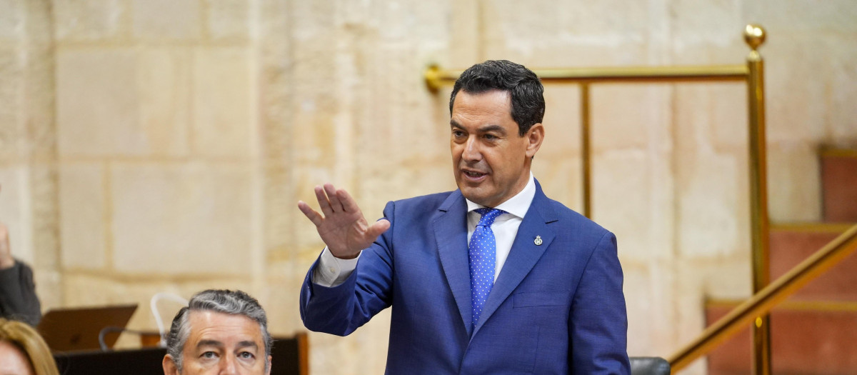El presidente de la Junta de Andalucía, Juanma Moreno, este jueves en el pleno del Parlamento andaluz