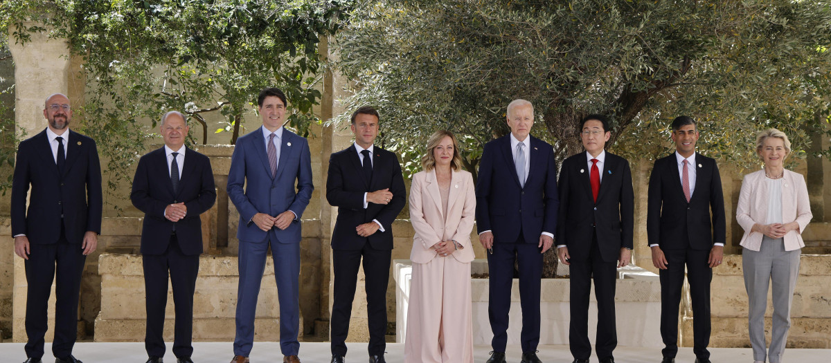 La clásica foto de familia del G7. De izquierda a derecha: el presidente del Consejo Europeo Charles Michel; el canciller de Alemania Olaf Scholz, el primer ministro de Canadá Justin Trudeau; el presidente de Francia Emmanuel Macron; la primer ministro de Italia Giorgia Meloni; el presidente de EE.UU. Joe Biden; el primer ministro de Japón Fumio Kishida; el primer ministro británico Rishi Sunak; y la presidenta de la Comisión Europea Ursula von der Leyen