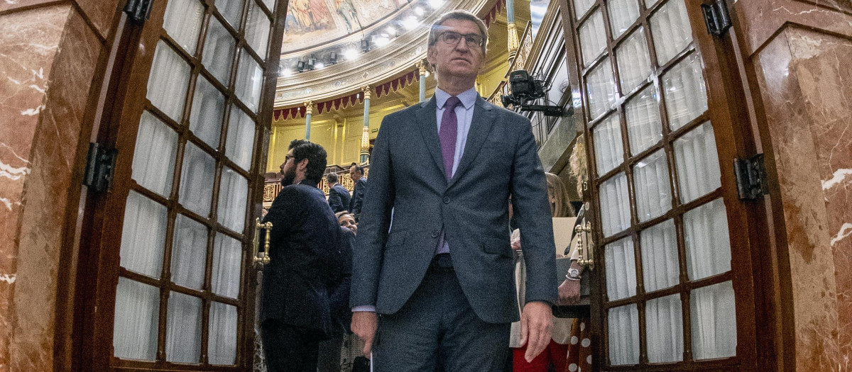 El líder del PP Alberto Núñez Feijóo, durante el pleno que se celebra este jueves en el Congreso