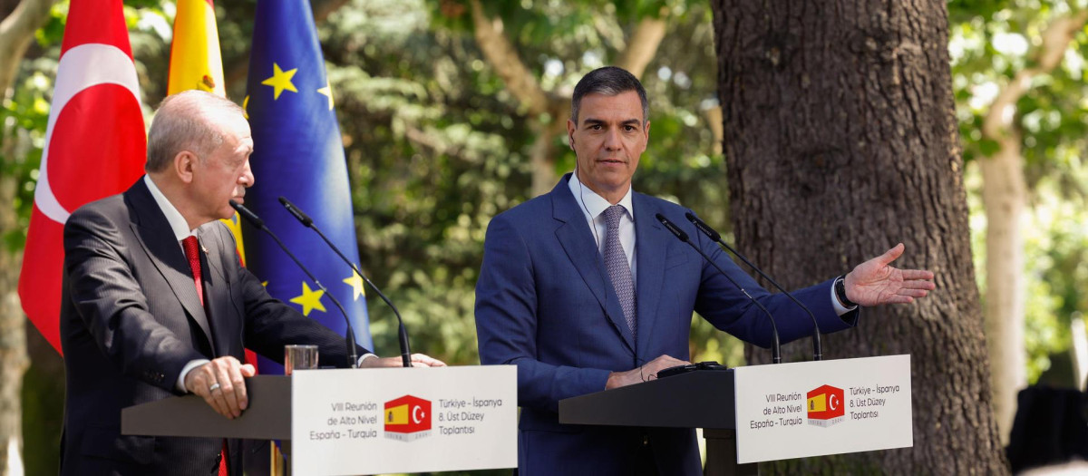 El presidente del Gobierno español, Pedro Sánchez (d) y el presidente turco, Recep Tayyip Erdogan, durante una rueda de prensa conjunta tras la reunión de alto nivel España-Turquía, este jueves en el Palacio de la Moncloa, en Madrid. EFE/ Javier Lizón