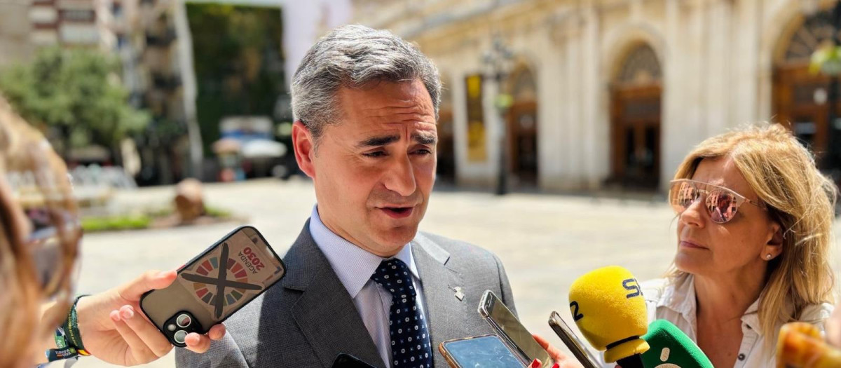 Antonio Ortolá, portavoz del Grupo Municipal Vox en Castellón dando declaraciones a los medios sobre el Día del Orgullo