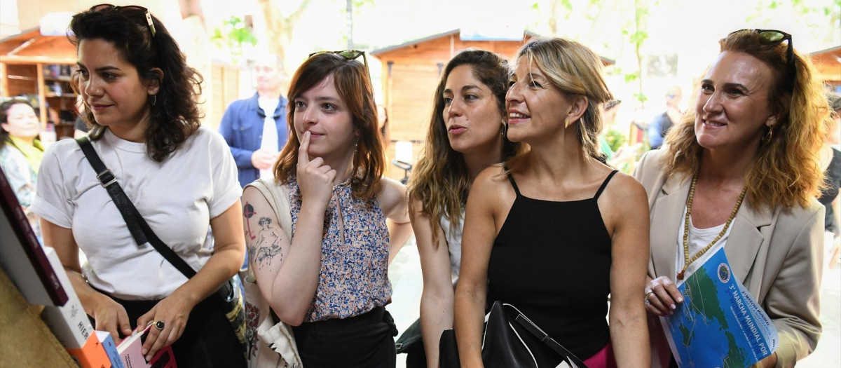 Algunas integrantes de la dirección de Sumar, con Yolanda Díaz en el centro durante una visita a la Feria del Libro