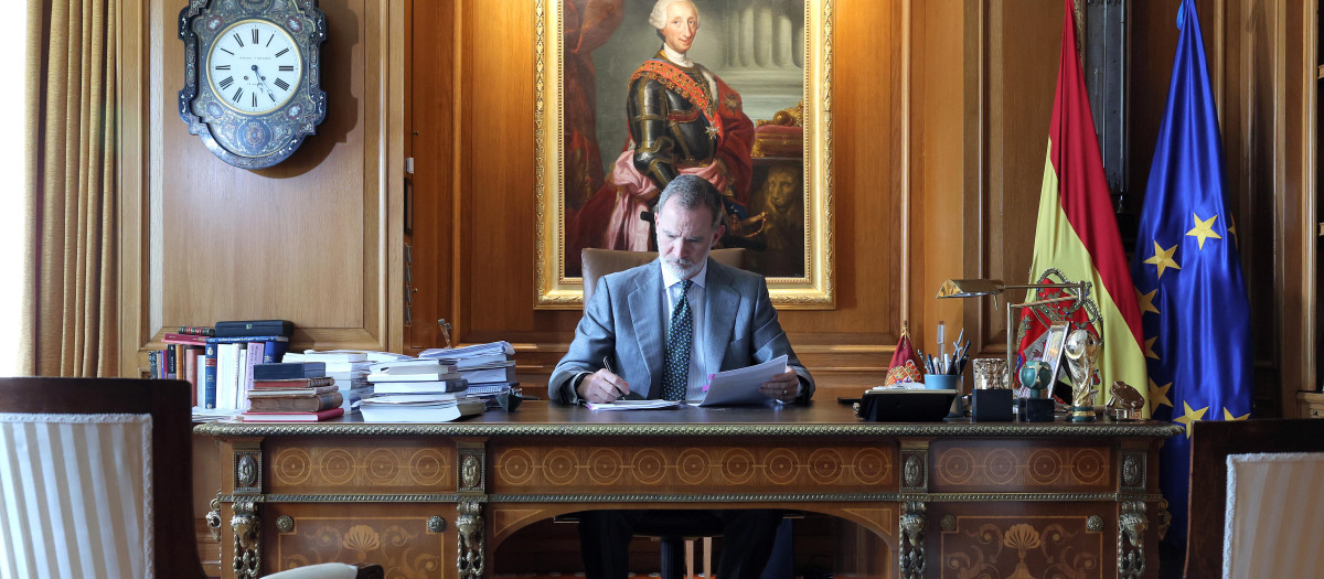 Don Felipe trabaja en el despacho de La Zarzuela