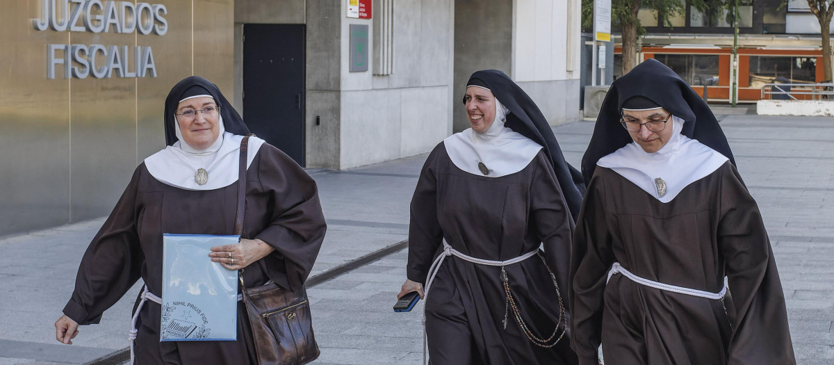 La madre superiora del convento de Belorado, Sor Isabel de la Trinidad, y tres monjas del convento de Belorado salen del juzgado de Burgos