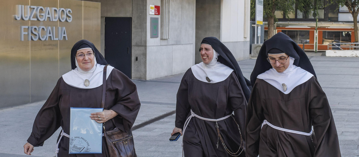 La madre superiora del convento de Belorado, Sor Isabel de la Trinidad, y tres monjas del convento de Belorado salen del juzgado de Burgos