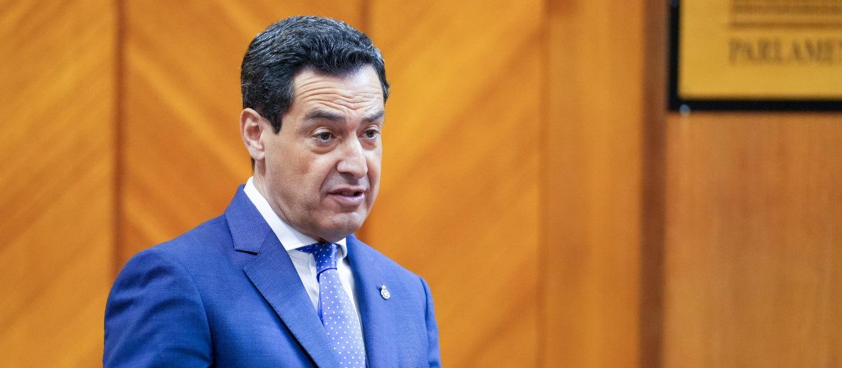 El presidente de la Junta de Andalucía, Juanma Moreno, en una imagen de archivo en el Parlamento andaluz