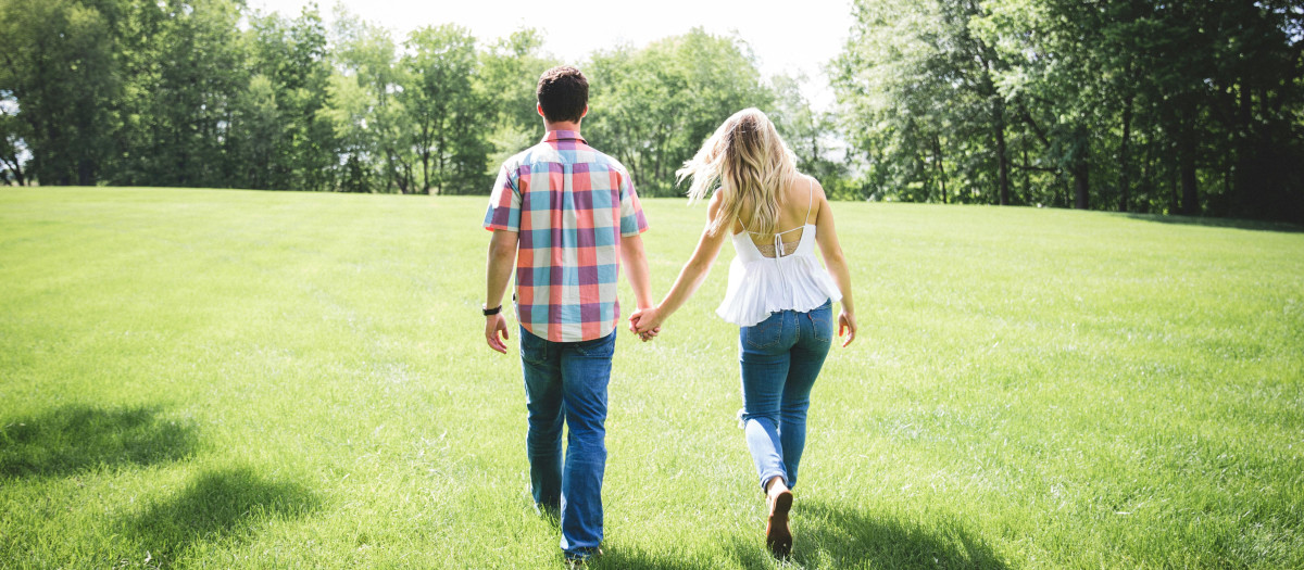 Una pareja de cita en el parque