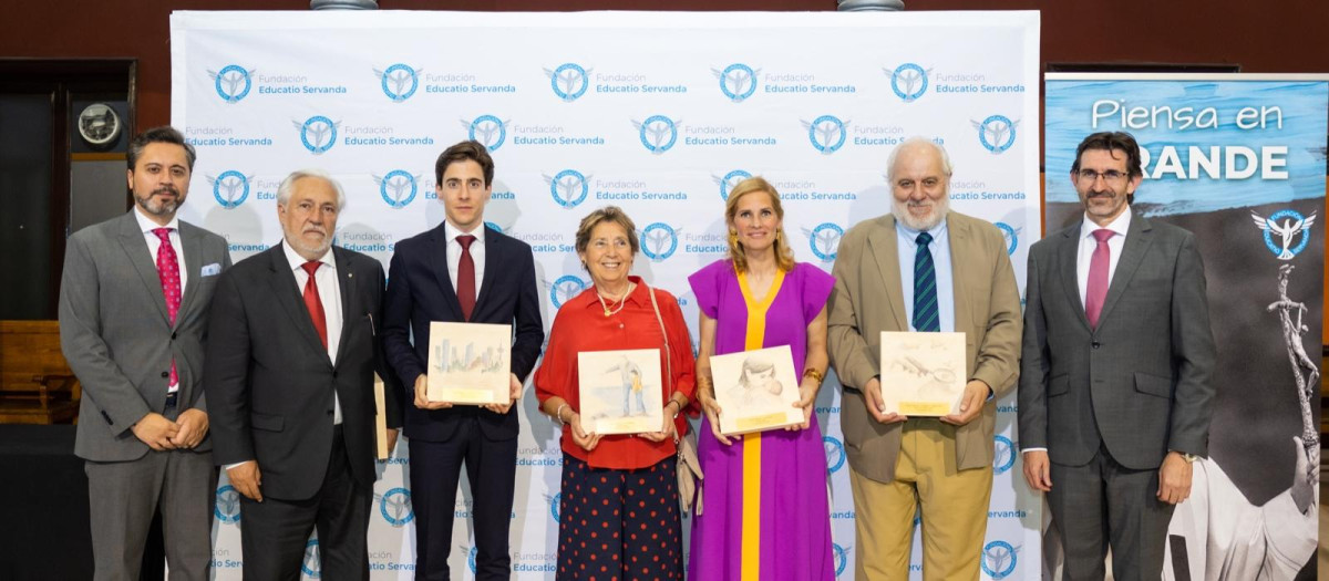 El subdirector de El Debate, Jorge Sanz, recibe el Premio Eduacatio Servanda a la Presencia Pública en nombre del periódico