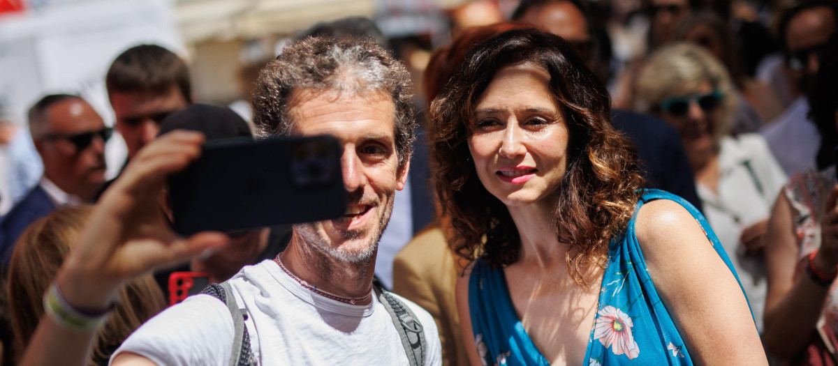 La presidenta de la Comunidad de Madrid, Isabel Díaz Ayuso, a su llegada a la presentación del audiolibro ‘Con voz de mujer’ en la Feria del Libro, en el Parque de El Retiro, a 15 de junio de 2024, en Madrid (España). El audiolibro ‘Con voz de mujer’ se trata de un proyecto del Grupo Social ONCE en el que ha colaborado la jefa del Ejecutivo regional y que está basado en la obra literaria ‘Cartas que nunca llegaron’, del escritor Guillermo Delgado.
15 JUNIO 2024;PRESIDENTA;AUDIOLIBRO;FERIA;LIBRO;LECTURA;LITERATURA;ONCE
Alejandro Martínez Vélez / Europa Press
15/6/2024