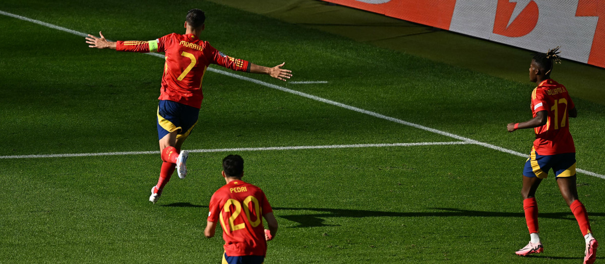 Álvaro Morata festeja el primer gol de España ante Croacia