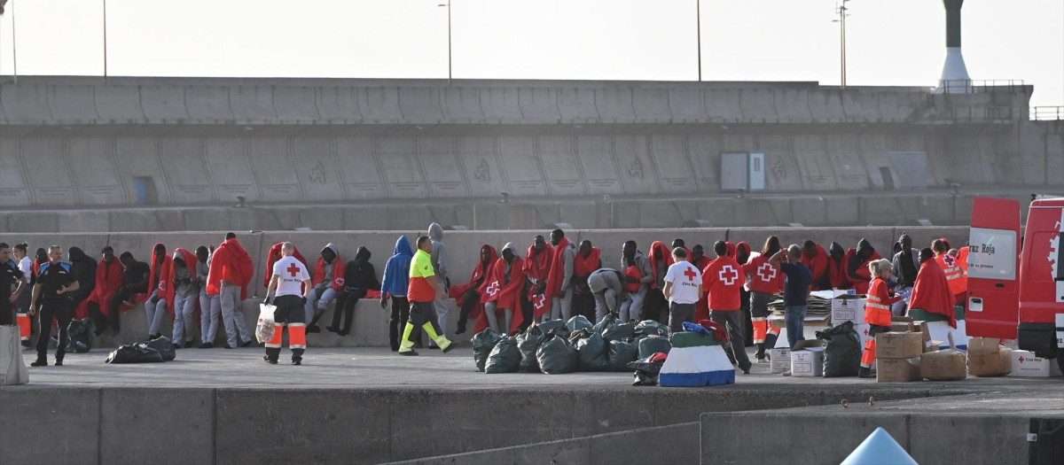Decenas de migrantes son atendidos por los equipos de Emergencias de Canarias, en el Puerto de La Estaca (El Hierro)