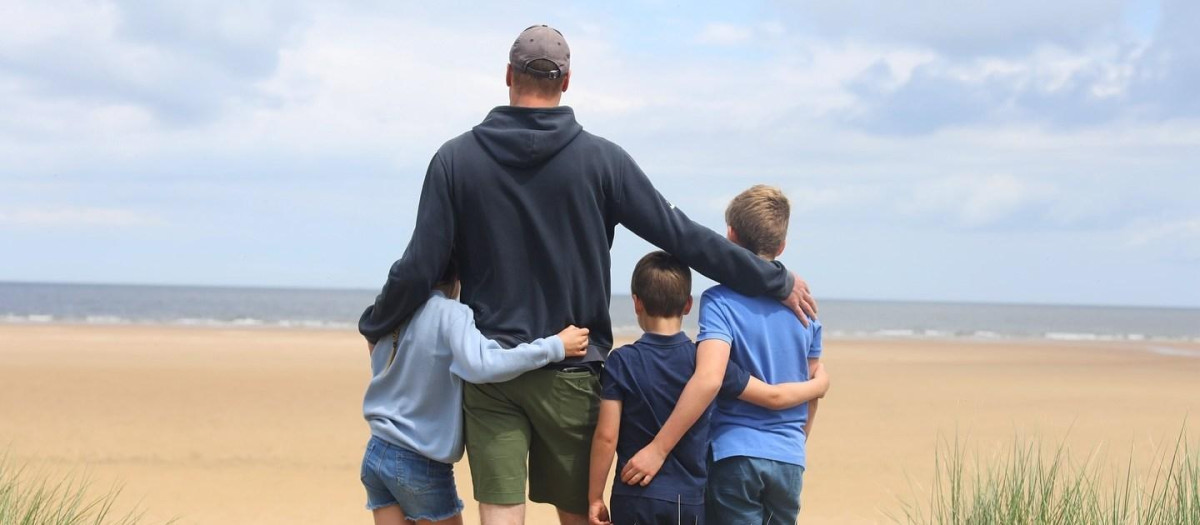 El Príncipe de Gales, con sus tres hijos