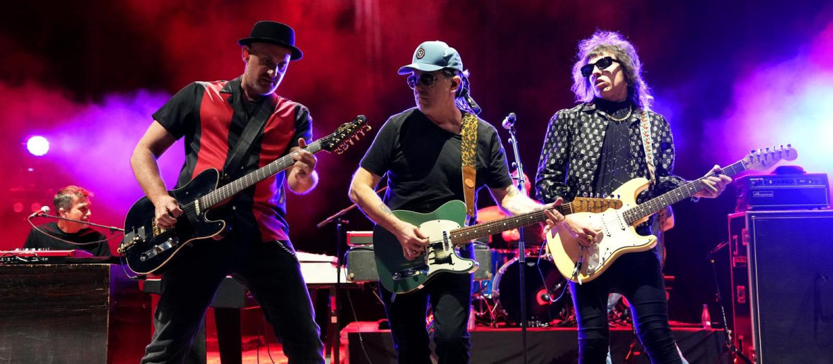 Andrés Calamaro, en el centro, junto a dos de sus músicos, en Córdoba