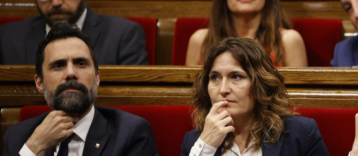 (I-D) El conseller de Economía y Trabajo de la Generalitat de Catalunya en funciones, Roger Torrent; la consellera de la Presidencia en funciones, Laura Vilagrà y el presidente de la Generalitat en funciones, Pere Aragonès, durante el pleno de constitución de la XV legislatura del Parlament de Catalunya, a 10 de junio de 2024, en Barcelona, Catalunya (España). El Parlament da hoy inicio a la constitución de su XV legislatura. La sesión ha comenzado con los 135 diputados electos surgidos de las elecciones del 12 de mayo, después de que el presidente de la Generalitat en funciones firmara el decreto de convocatoria del pleno y se publicara el pasado miércoles en el Diari Oficial de la Generalitat de Catalunya. Los partidos catalanes han intensificado este mediodía sus reuniones internas y contactos de cara a un pacto para la presidencia del Parlament.
10 JUNIO 2024;PLENO;PARLAMENT;GENERALITAT;CATALUNYA
Kike Rincón / Europa Press
10/6/2024