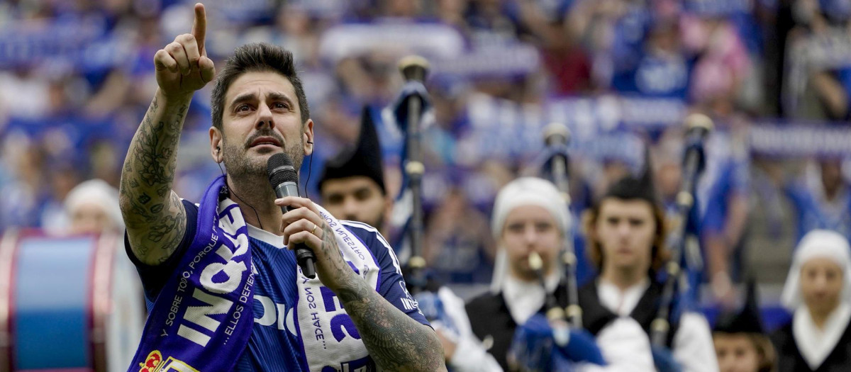 Melendi canta el himno del Real Oviedo antes del partido de ida del playoff de ascenso