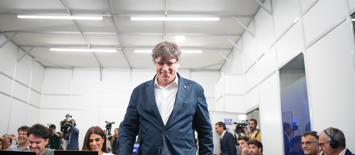 El candidato de Junts a la Generalitat de Catalunya, Carles Puigdemont, llega a una rueda de prensa para valorar los resultados de las elecciones catalanas, a 13 de mayo de 2024, en Argelès (Francia).
