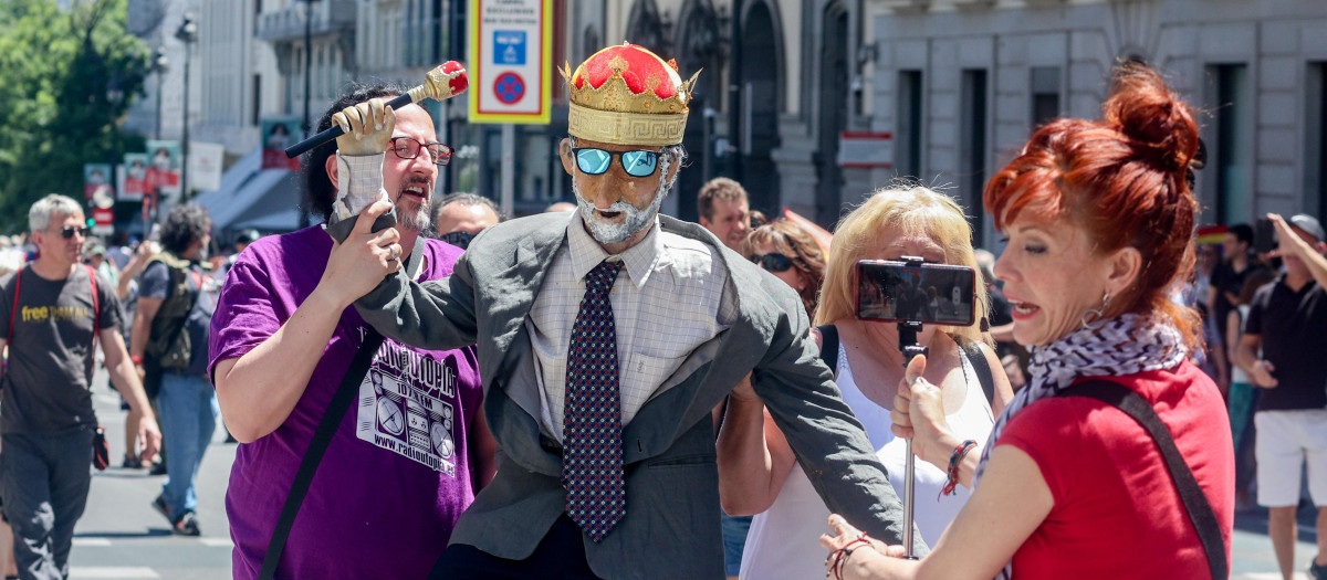 Varias personas llevan una figura del Rey durante una marcha contra la Monarquía