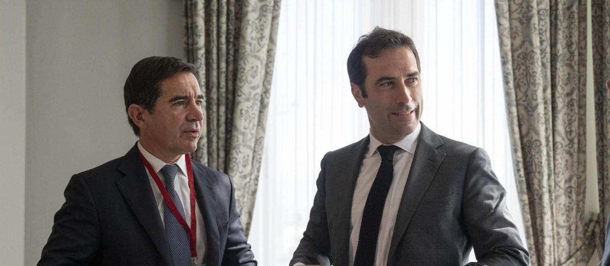 Carlos Torres (BBVA) y Carlos Cuerpo, este lunes en Santander