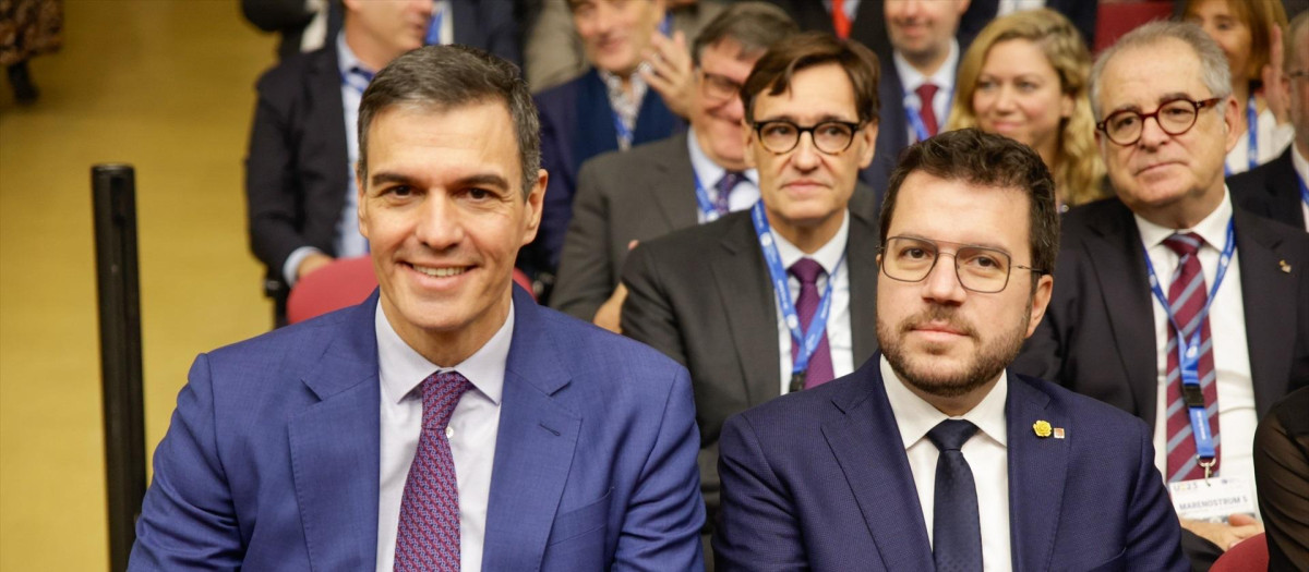 El presidente del Gobierno, Pedro Sánchez (i) y el president de la Generalitat, Pere Aragonès (d)