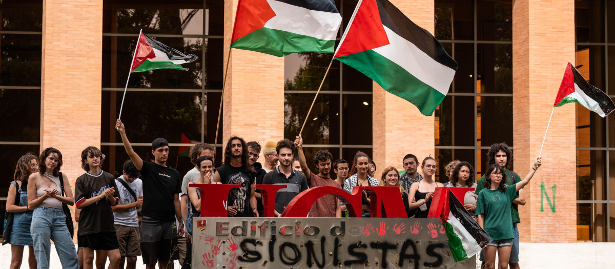 Manifestantes con banderas de Palestina en la Complutense el pasado 7 de junio