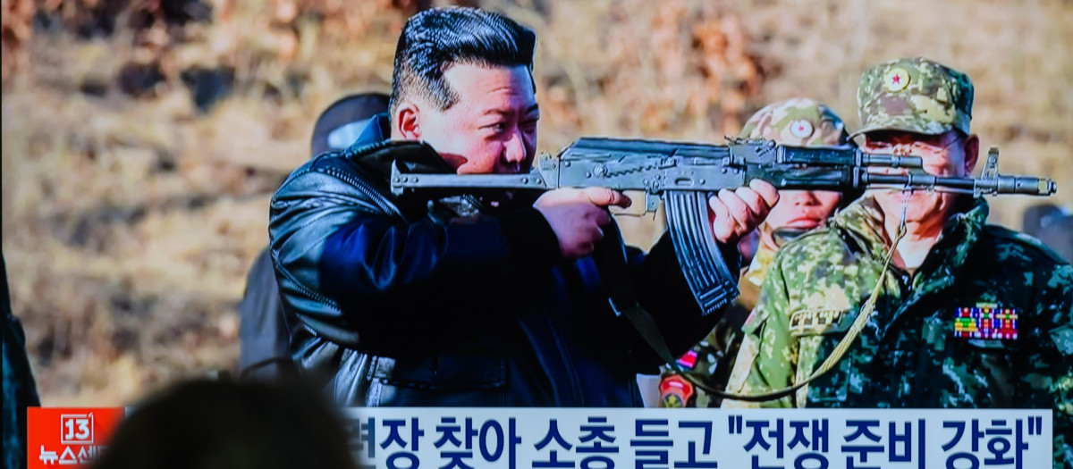 Una televisión de Seúl emite imágenes del dictador norcoreano Kim Jong-un durante unas prácticas de tiro