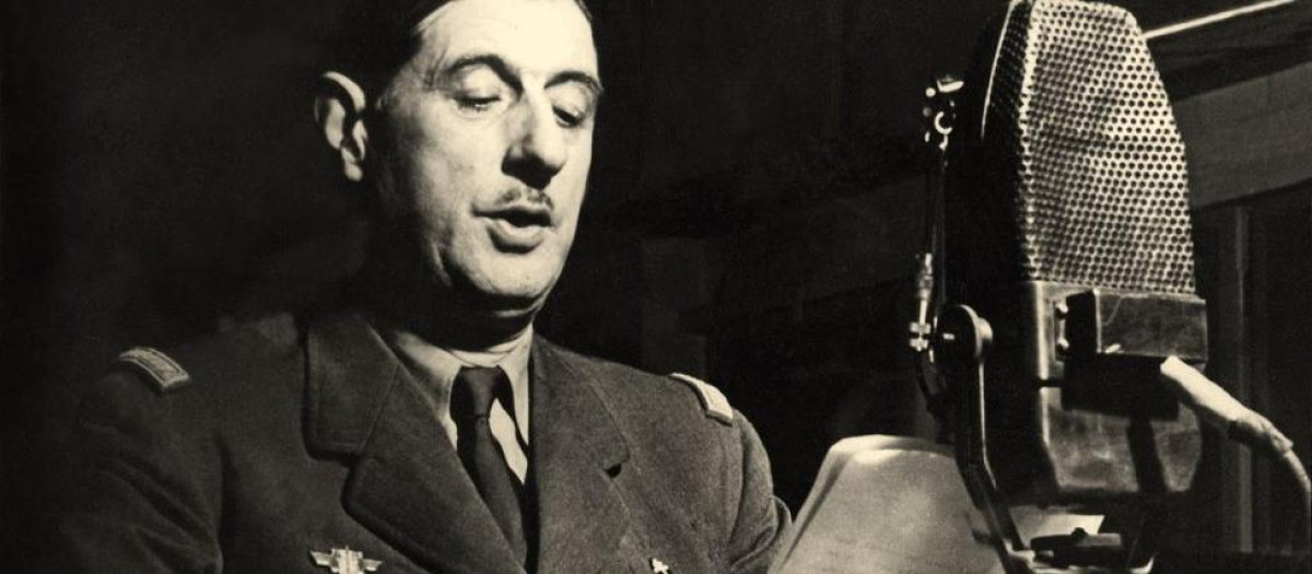 Charles de Gaulle ante el micrófono de la BBC en Londres. Esta foto es posterior al 18 de junio de 1940, porque el General lleva en su chaqueta la insignia de la cruz de Lorena, adoptada como emblema de la Francia Libre en julio del mismo año