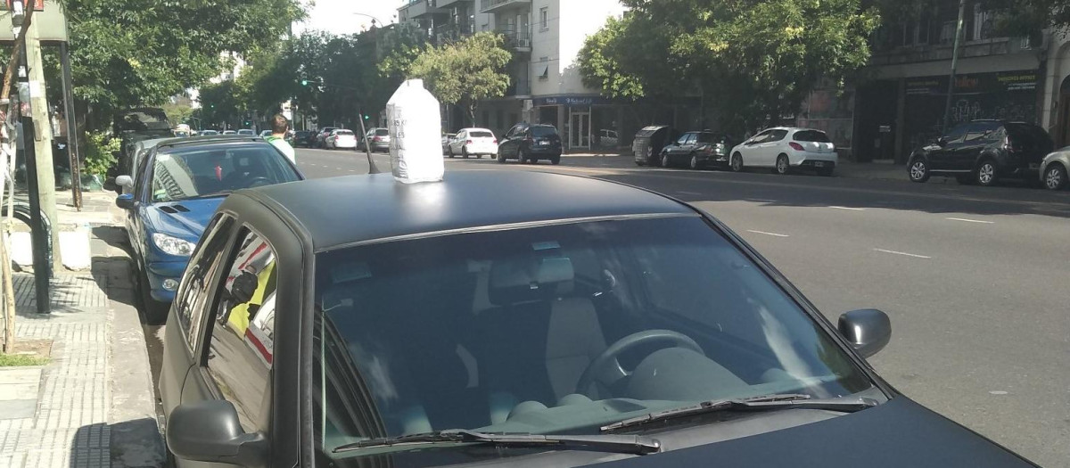 Una botella encima de un coche, una tradición de hace décadas