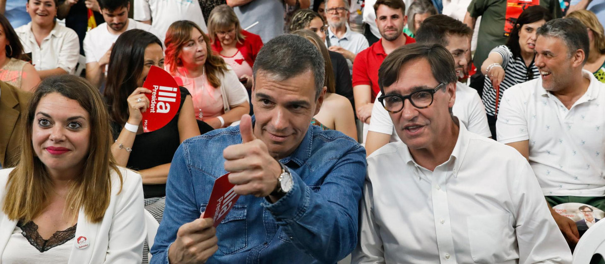 Pedro Sánchez junto a Salvador Illa, en un acto de campaña de las elecciones catalanas