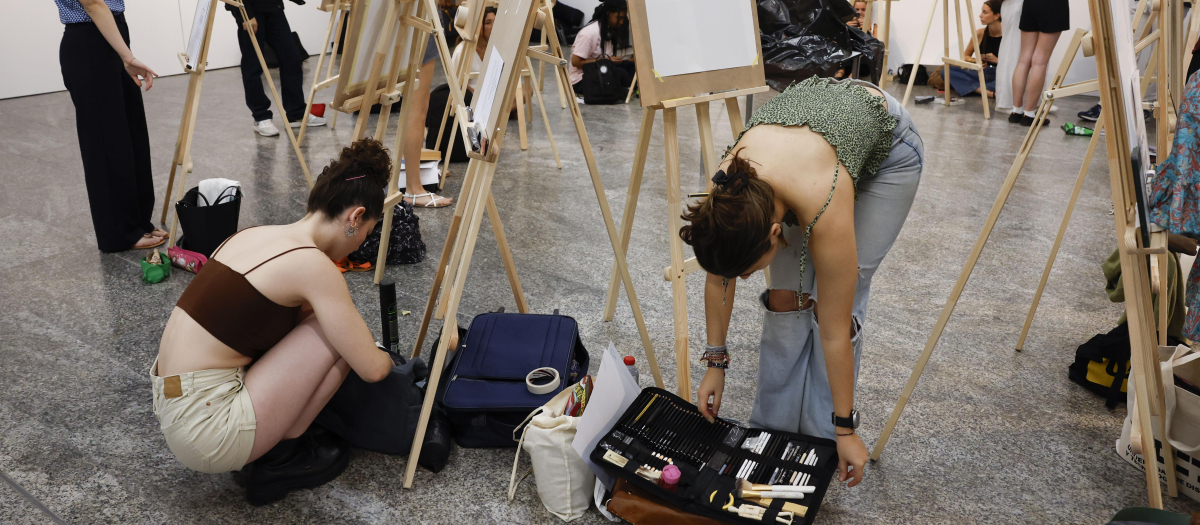 Varios estudiantes preparan su material de trabajo antes de someterse a la prueba de Dibujo Artístico II, dentro de la EBAU