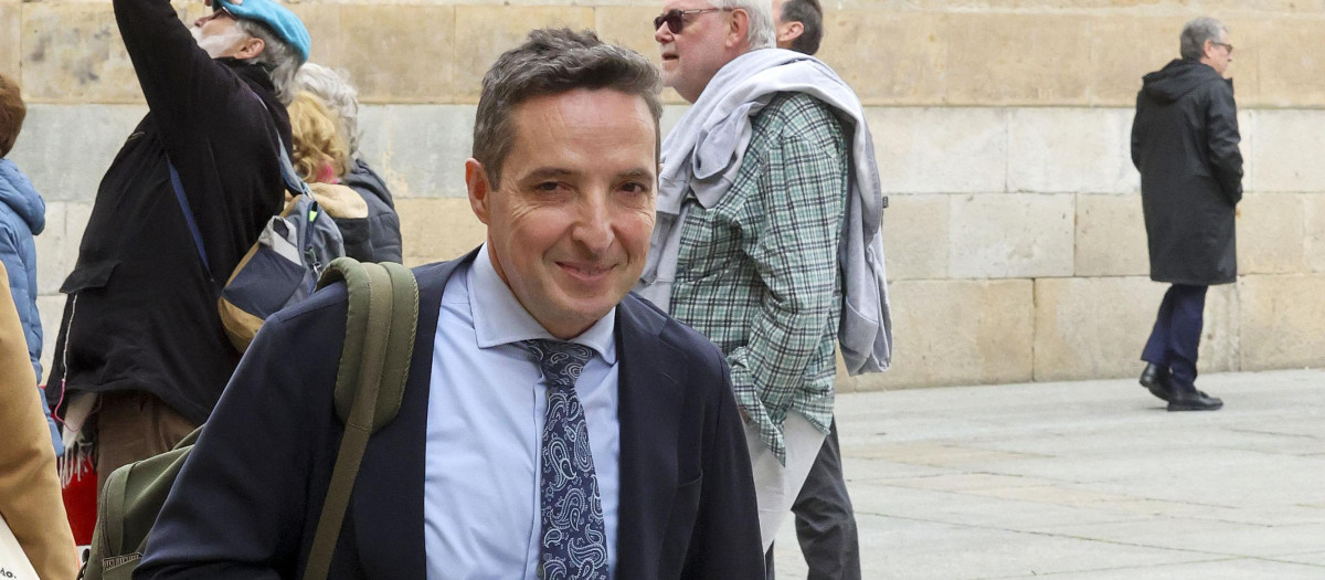 Juan Manuel Corchado saliendo del rectorado de la universidad de Salamanca
