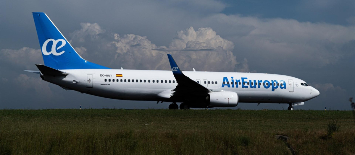 Un avión de la compañía Air Europa, a su llegada al Aeropuerto de Alvedro, en A Coruña, Galicia (España).