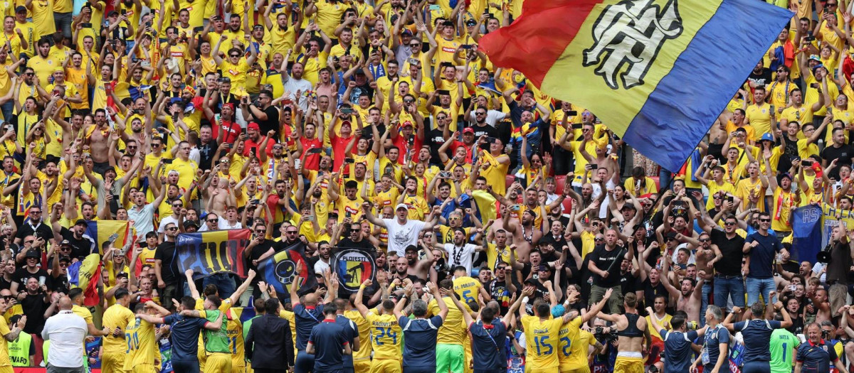 Los jugadores de Rumanía celebran la victoria frente a Ucrania con su afición
