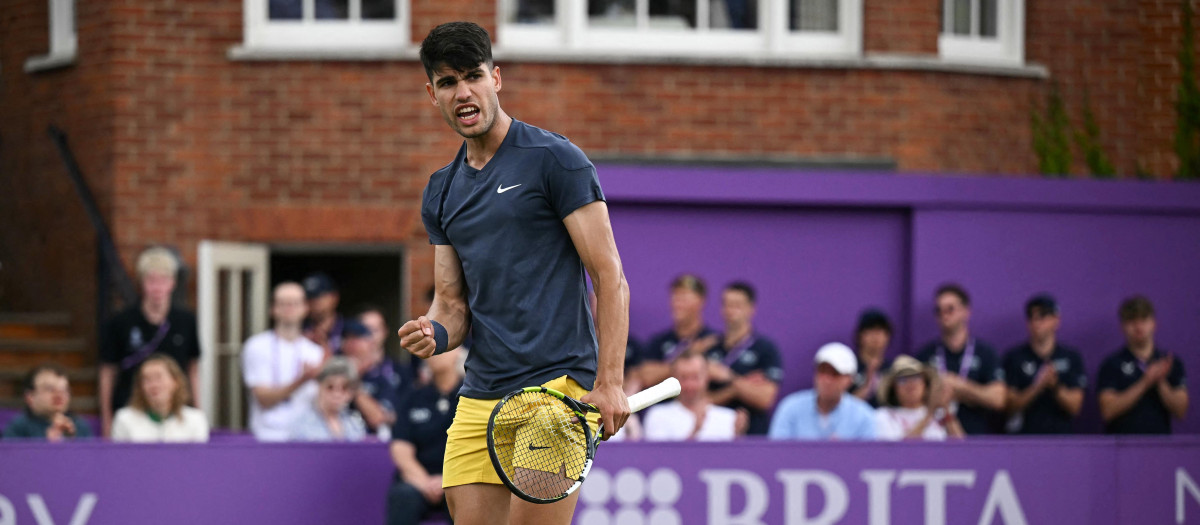 Carlos Alcaraz se lleva por la vía rápida su debut en Queen's