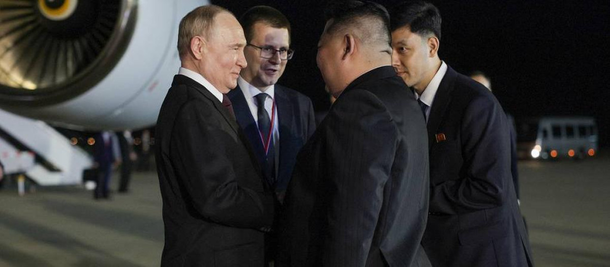 Kim Jong-un recibe a Vladimir Putin en el aeropuerto de Pyongyang