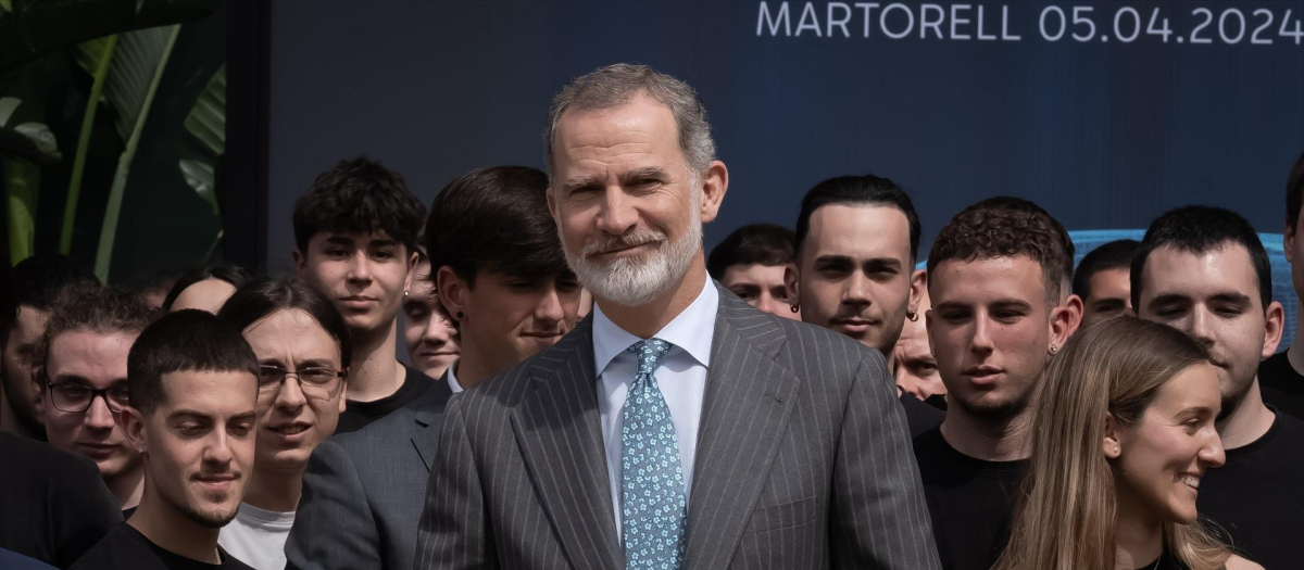 El Rey Felipe VI (c) durante la visita a las obras de la planta de ensamblaje de baterías de Seat, a 5 de abril de 2024, en Martorell, Barcelona, Catalunya (España). La compañía española, filial de Volkswagen, invertirá 300 millones de euros en las nuevas instalaciones y dará empleo a unas 400 personas de forma directa y en torno a un centenar de contratos indirectos. El objetivo es que alimente los vehículos eléctricos, inicialmente de las marcas Volkswagen y Cupra, que salgan de la factoría a partir de 2025, cuando esté lista su reconversión.
05 ABRIL 2024;SEAT;FÁBRICA;ENSAMBLAJE;BATERÍAS;REY;VEHÍCULOS
David Zorrakino / Europa Press
(Foto de ARCHIVO)
05/4/2024