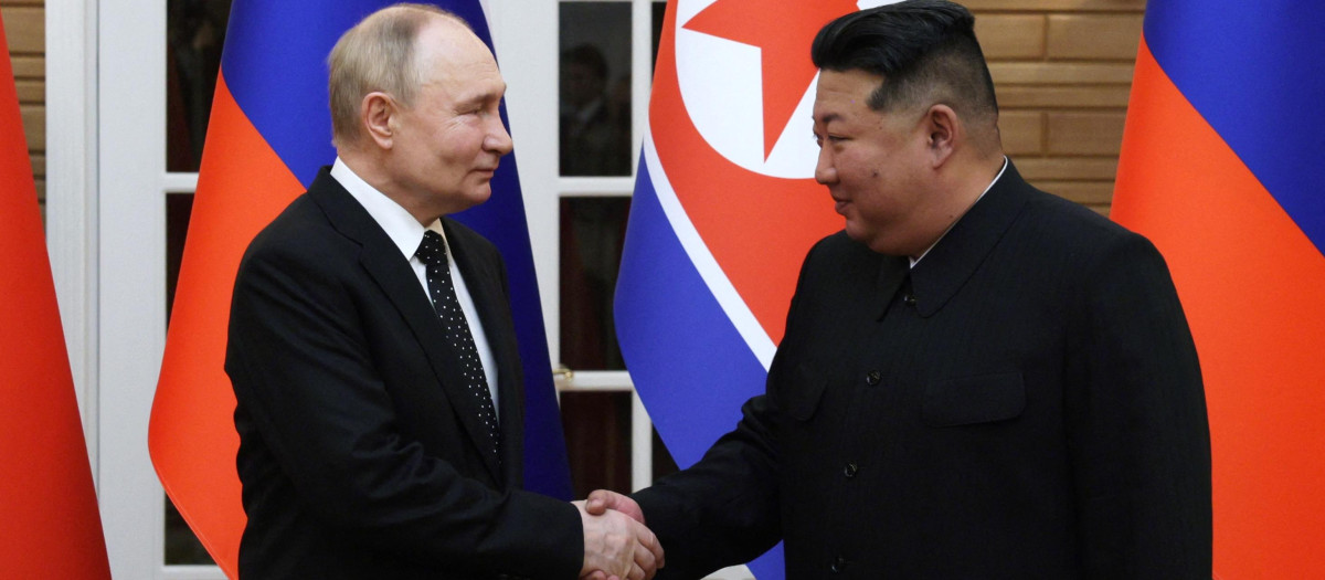 Vladimir Putin saluda a Kim Jong Un durante su visita a Corea del Norte