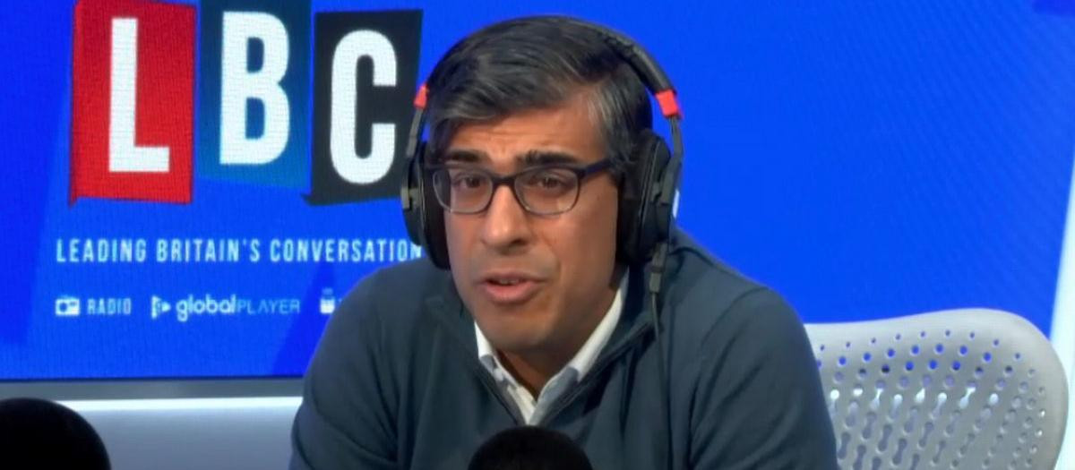 El primer ministro británico Rishi Sunak durante una entrevista en la recibió llamadas de la audiencia