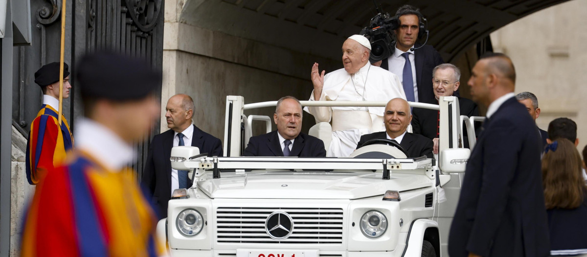 Vatican City (Vatican City State (holy See)), 19/06/2024.- Pope Francis waves as he arrives to lead the weekly general audience in Saint Peter's Square, Vatican City, 19 June 2024. (Papa) EFE/EPA/FABIO FRUSTACI