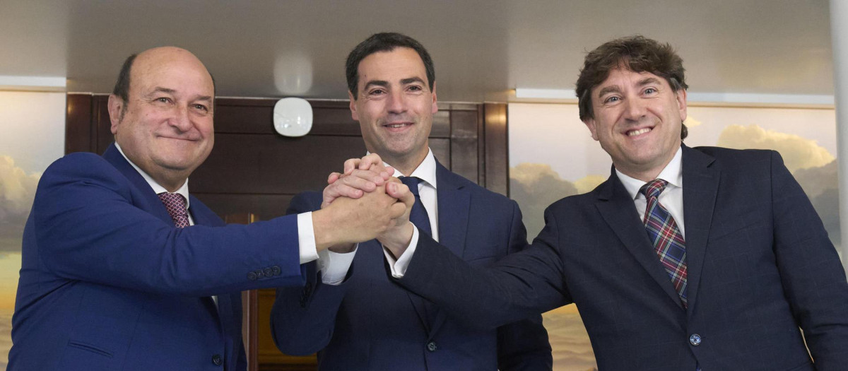 Los nacionalistas Andoni Ortuzar e Imanol Pradales y el líder socialista Eneko Andueza